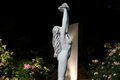 Statue femme bras en l'air