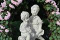 STATUE ENFANTS SUR UNE BROUETTE