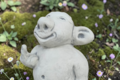statue  troll doigt en l'air