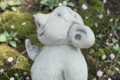 statue  troll doigt en l'air