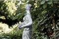 Statue de jardin en pierre Femme tenant un coquillage 