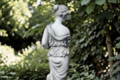 Statue de jardin en pierre Femme tenant un coquillage 