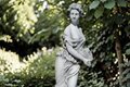 Statue de jardin en pierre Femme tenant un coquillage 