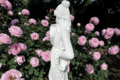 Danseuse de Canova avec un doigt sous le menton