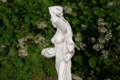 Statue de jardin en pierre : La Porteuse de Fleurs (bouquet de fleurs 
sur main gauche)