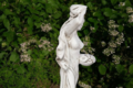 Statue de jardin en pierre : La Porteuse de Fleurs (bouquet de fleurs 
sur main gauche)