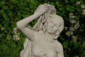 Statue de jardin en pierre : La Porteuse de Fleurs (bouquet de fleurs 
sur main gauche)
