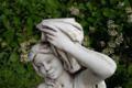 Statue de jardin en pierre : La Porteuse de Fleurs (Bras gauche en l'air en fleurs main droite)