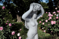 Statue femme dénudée  tenant des roses sur sa tête