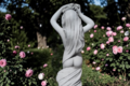 Statue femme dénudée  tenant des roses sur sa tête