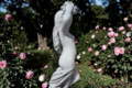 Statue femme dénudée  tenant des roses sur sa tête
