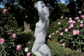 Statue femme dénudée  tenant des roses sur sa tête