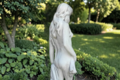 Statue Femme Drapée aux Seins Nus
