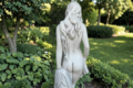 Statue Femme Drapée aux Seins Nus