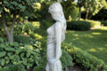 Statue Femme Drapée aux Seins Nus
