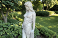 Statue Femme Drapée aux Seins Nus