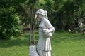Statue Femme La Verseuse Romaine et le chat