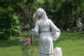 Statue Femme La Verseuse Romaine et le chat