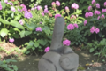 statue doigt levé