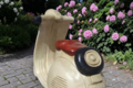 Vespa marron en pierre