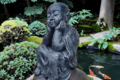 Statue Bouddha assis sur un rocher