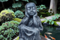 Statue Bouddha assis sur un rocher