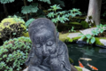Statue Bouddha assis sur un rocher