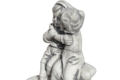Couple enfants amoureux sur un banc