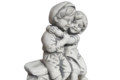 Couple enfants amoureux sur un banc