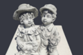 Couple enfants assis à poser 