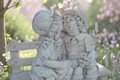 STATUE ENFANTS BISOU AMOUREUX SUR LE BANC