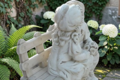 STATUE ENFANTS BISOU AMOUREUX SUR LE BANC