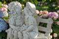 STATUE ENFANTS BISOU AMOUREUX SUR LE BANC