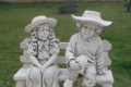 Statue Enfants aux chapeaux assis sur le Banc