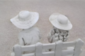 Statue Enfants aux chapeaux assis sur le Banc
