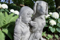 STATUE FILLETTE ASSISE PRES DE SON CHIEN