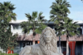 Statue en pierre couple de lions couchés sur socles