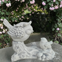 Statue oiseau et son oisillon sur une branche